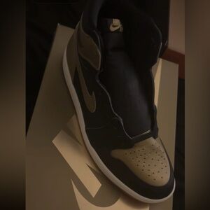 Jordan Men's Black and Gold Sneakers